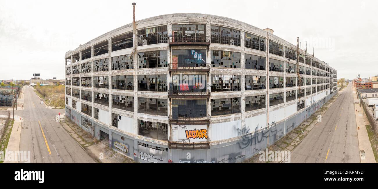 Detroit, Michigan - EINE perspektivverzerrte Ansicht des verlassenen Fisher Body 21-Automobilwerks. Die Fabrik wurde 1919 eröffnet, bis 1984 betrieben und hat Stockfoto