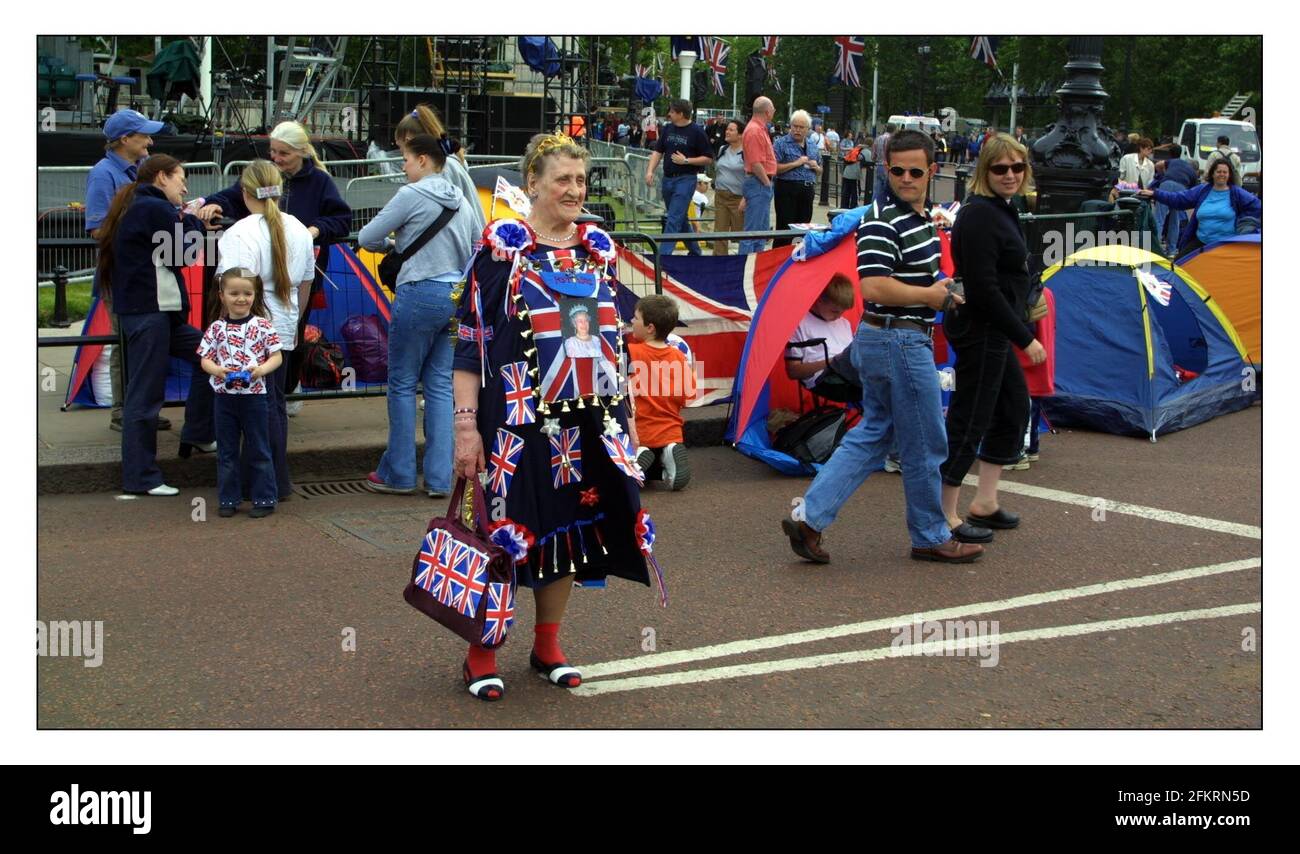 GOLDEN JUBILEE......Menschen kommen und nehmen ihre Plätze entlang der Mall in Vorbereitung für die Königin, um das Feuerwerk nach dem Pop-Konzert in Buckingham Palace.pic David Sandison 3/5/2002 Stockfoto