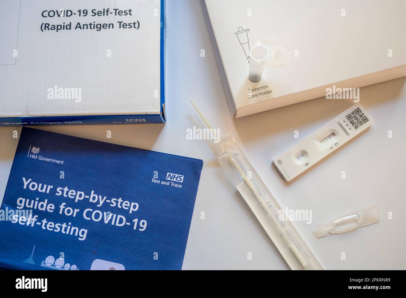 Inhalt des NHS Covid-19 Rapid-Antigen-Selbsttestkits. Stockfoto