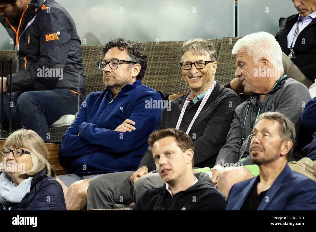 INDIAN WELLS, CA – MÄRZ 15: Tommy Haas verlässt das Spielfeld mit Roger Federer, nachdem er im Rahmen einer Zeremonie nach dem Viertelspiel von Roger Federer gegen Hyeon Chung während der BNP Paribas Open im Indian Wells Tennis Garden am 15. März 2018 in Indian Wells, Kalifornien, seinen Rücktritt offiziell bekannt gegeben hat. Personen: Bill Gates, Larry Ellison Kredit: Storms Media Group/Alamy Live News Stockfoto