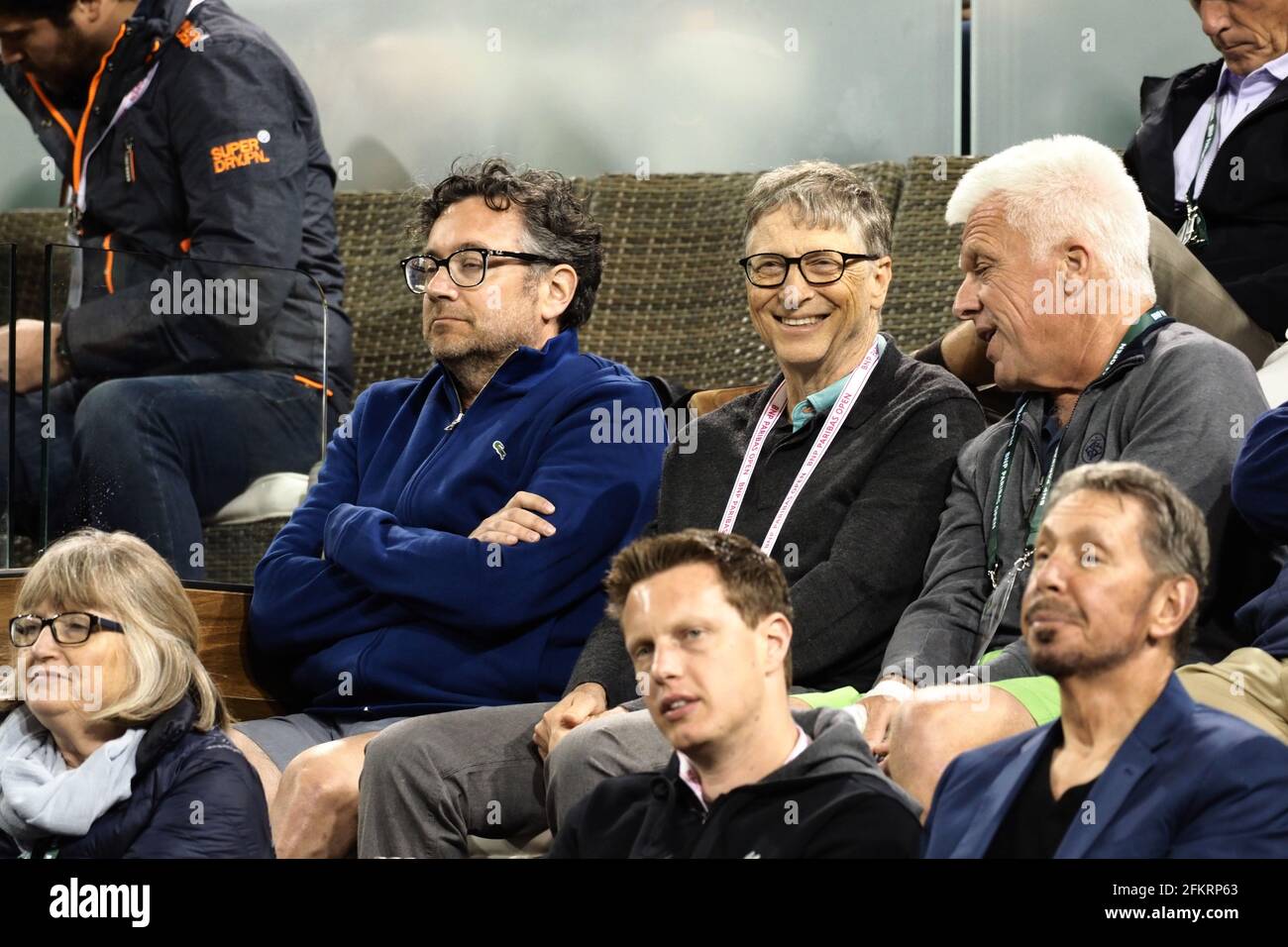 INDIAN WELLS, CA – MÄRZ 15: Tommy Haas verlässt das Spielfeld mit Roger Federer, nachdem er im Rahmen einer Zeremonie nach dem Viertelspiel von Roger Federer gegen Hyeon Chung während der BNP Paribas Open im Indian Wells Tennis Garden am 15. März 2018 in Indian Wells, Kalifornien, seinen Rücktritt offiziell bekannt gegeben hat. Personen: Bill Gates, Larry Ellison Kredit: Storms Media Group/Alamy Live News Stockfoto