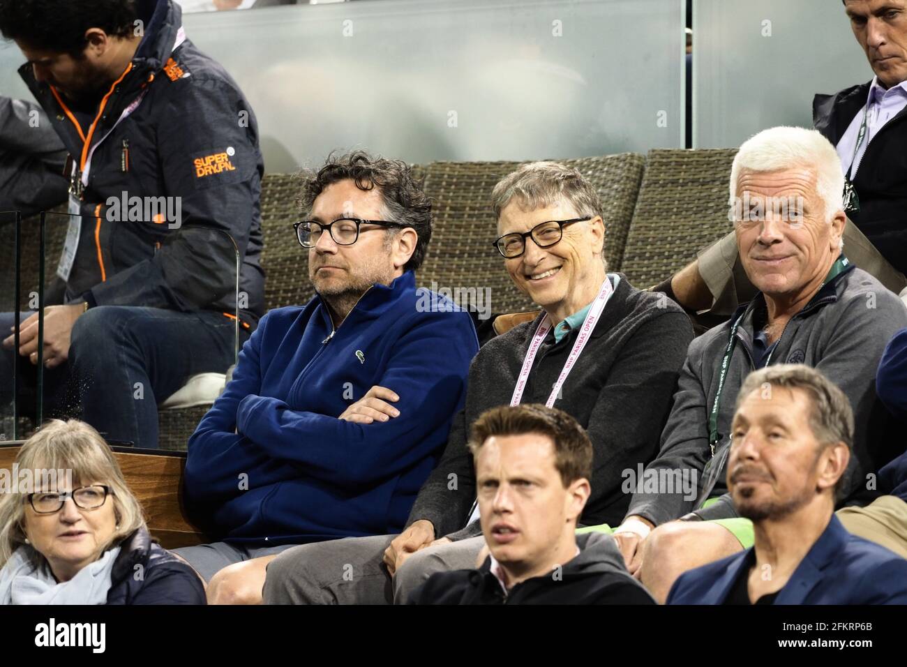 INDIAN WELLS, CA – MÄRZ 15: Tommy Haas verlässt das Spielfeld mit Roger Federer, nachdem er im Rahmen einer Zeremonie nach dem Viertelspiel von Roger Federer gegen Hyeon Chung während der BNP Paribas Open im Indian Wells Tennis Garden am 15. März 2018 in Indian Wells, Kalifornien, seinen Rücktritt offiziell bekannt gegeben hat. Personen: Bill Gates, Larry Ellison Kredit: Storms Media Group/Alamy Live News Stockfoto