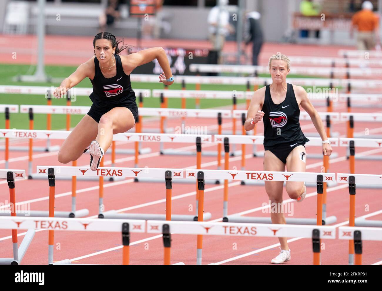 Austin, Texas, USA. Mai 2021: Die Elite-College-Athleten Olivia Dobson, L, und Olivia Witt von der SMU kämpfen beim Texas Invitational im Mike A. Myers Stadium an der University of Texas in Austin an den 100-Meter-Hürden der Frauen. Kredit: Bob Daemmrich/Alamy Live Nachrichten Stockfoto