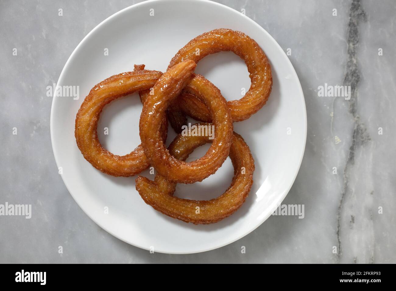 Traditionelle türkische Ring süße Dessert Halka Tatli. Gebratene runde Desserts. Arabischer Ramadan Kareem süße Desserts Stockfoto