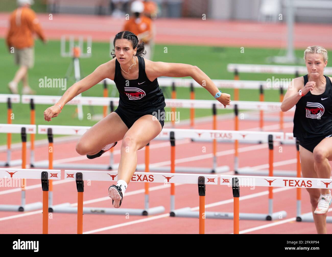 Austin, Texas, USA. Mai 2021: Die Elite-College-Athleten Olivia Dobson, L, und Olivia Witt von der SMU kämpfen beim Texas Invitational im Mike A. Myers Stadium an der University of Texas in Austin an den 100-Meter-Hürden der Frauen. Kredit: Bob Daemmrich/Alamy Live Nachrichten Stockfoto