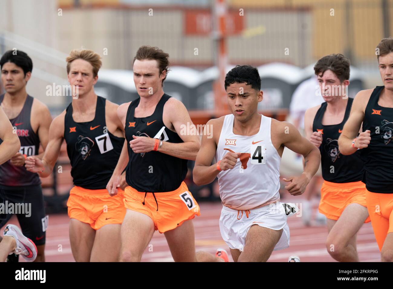 Austin, Texas, USA. Mai 2021. Elite-College-Athleten, darunter Cruz Gomez aus Texas (4), der beim Texas Invitational im Mike A Myers Stadium an der University of Texas in Austin auf den 1500 Metern der Männer antritt. Kredit: Bob Daemmrich/Alamy Live Nachrichten Stockfoto