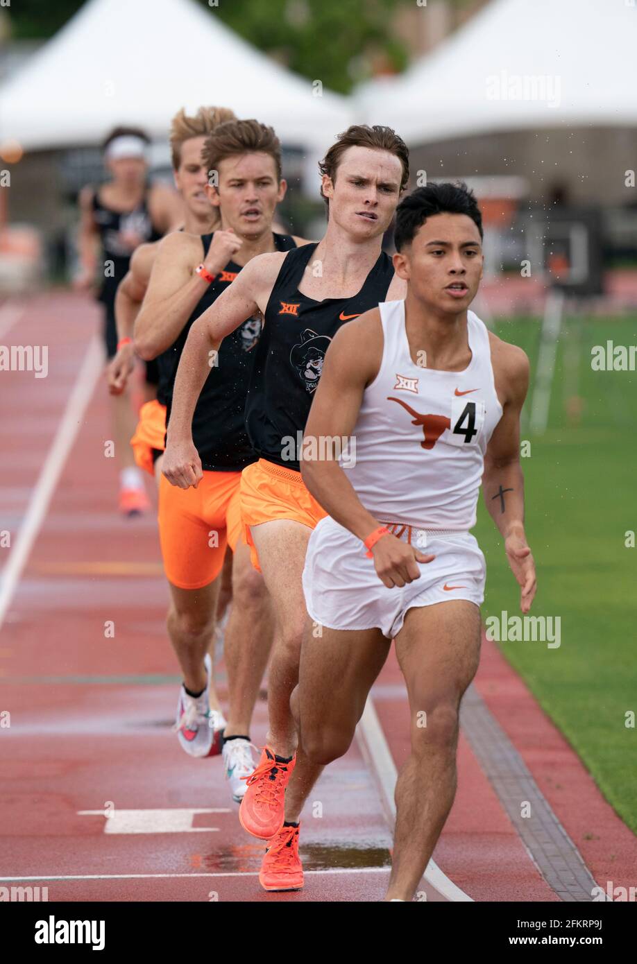 Austin, Texas, USA. Mai 2021. Elite-College-Athleten, darunter Cruz Gomez aus Texas (4), der beim Texas Invitational im Mike A Myers Stadium an der University of Texas in Austin auf den 1500 Metern der Männer antritt. Kredit: Bob Daemmrich/Alamy Live Nachrichten Stockfoto