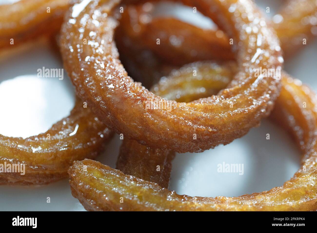 Traditionelle türkische Ring süße Dessert Halka Tatli. Gebratene runde Desserts. Arabischer Ramadan Kareem süße Desserts Stockfoto