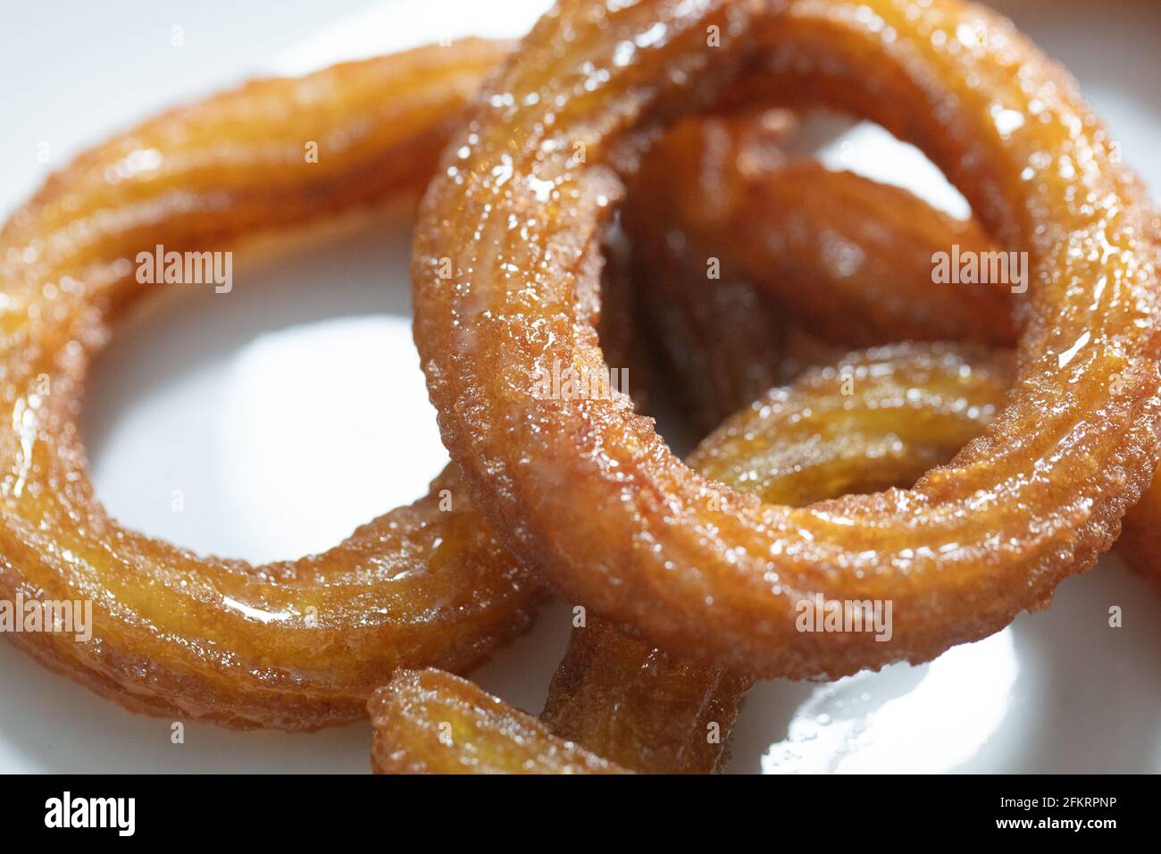 Traditionelle türkische Ring süße Dessert Halka Tatli. Gebratene runde Desserts. Arabischer Ramadan Kareem süße Desserts Stockfoto