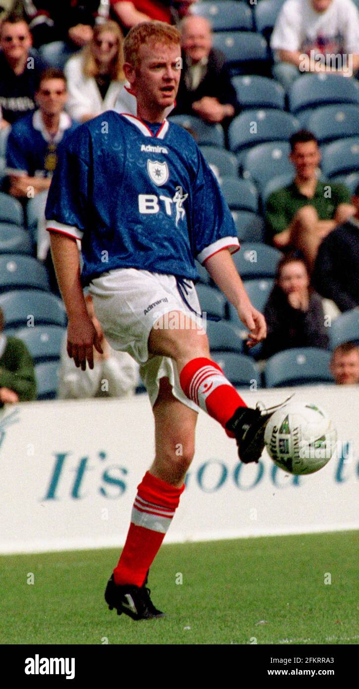 CHRIS EVANS SPIELT IN PAUL WALSH'S TESTIMONIAL IM FRATTON PARK PIC MIKE WALKER, 1998 Stockfoto