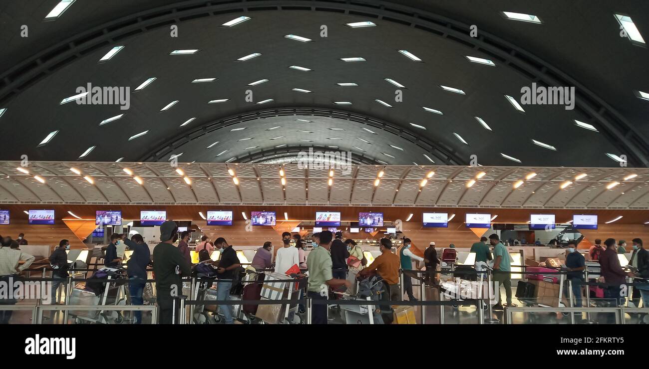 Ein Blick auf Passagiere, die am Hamad International Airport in Doha, Katar, einsteigen Stockfoto