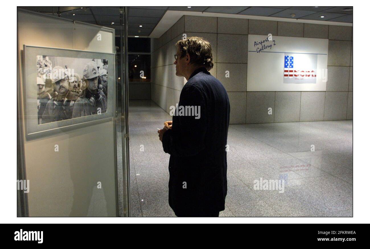Fliegende Funktion mit Simon Calder Geschichte gehen....Flughafen Frankfurt....eine düstere Fotoausstellung, comemorating die Ereignisse von 9/11 in New York, begrüßt Passagiere an- und Abreise des Flughafens. Pic David Sandison 17/2/2003 Stockfoto