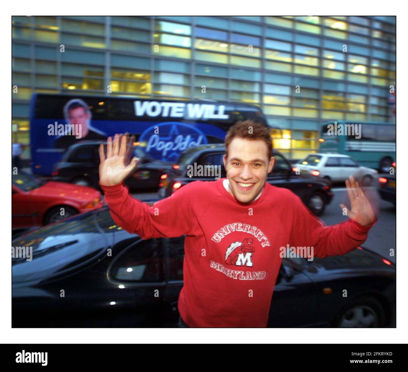 Will Young ....... Pop Idol in Victoria mit seinem Battle Bus.pic David Sandison 6/2/2002 Stockfoto