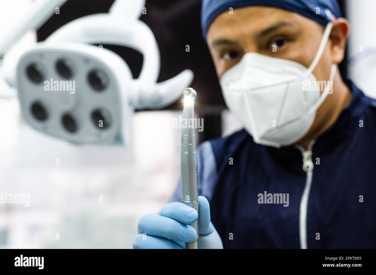 Bild eines Zahnarztes mit zahnmedizinischen Werkzeugen in den Händen. Stockfoto
