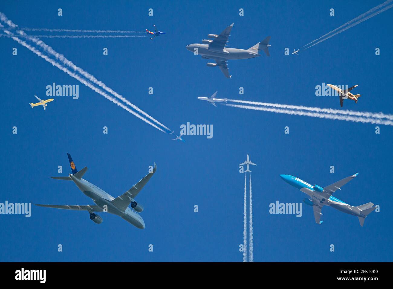 Eine Collage aus der Vielfalt der Flugzeuge, die vorbeifliegen Große amerikanische Städte auf einer täglichen Basis Stockfoto
