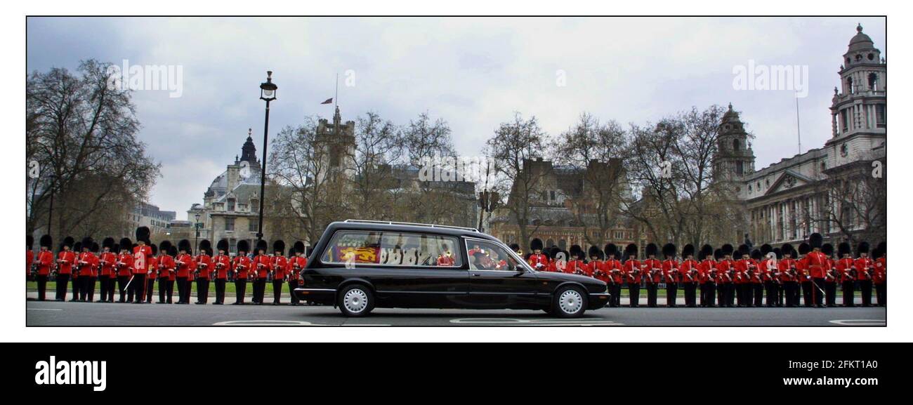 Die Trauerprozession der Queen Mother verlässt die Westminster Abbey Auf dem Weg zum Schloss Winsor.pic David Sandison 9/4/2002 Stockfoto