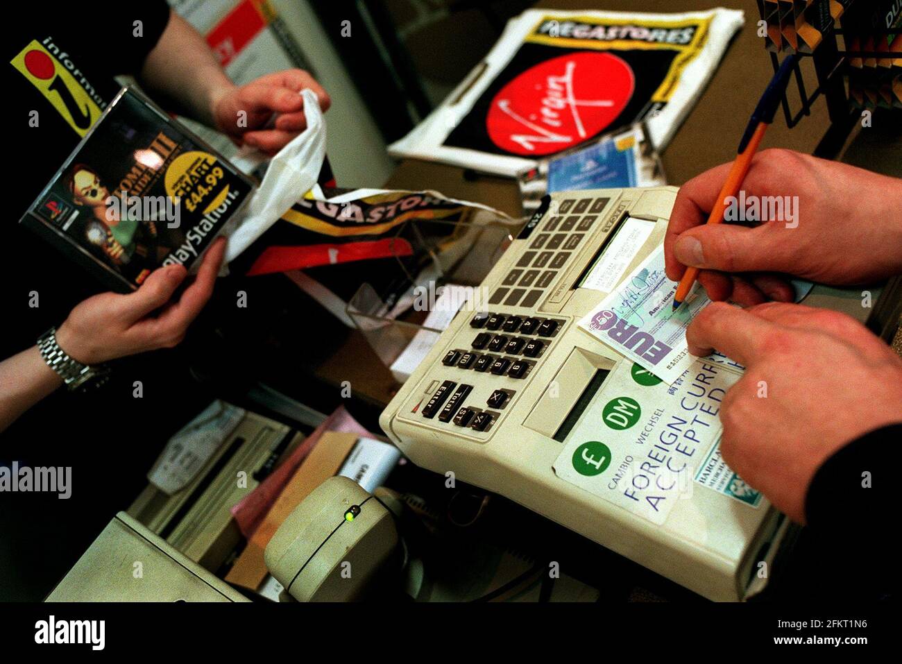 Einkaufen im Virgin Mega Store in der Oxford Street Januar 99 in London Kauf eines sony playstation-Spiel mit einem euro Travellers Check Stockfoto