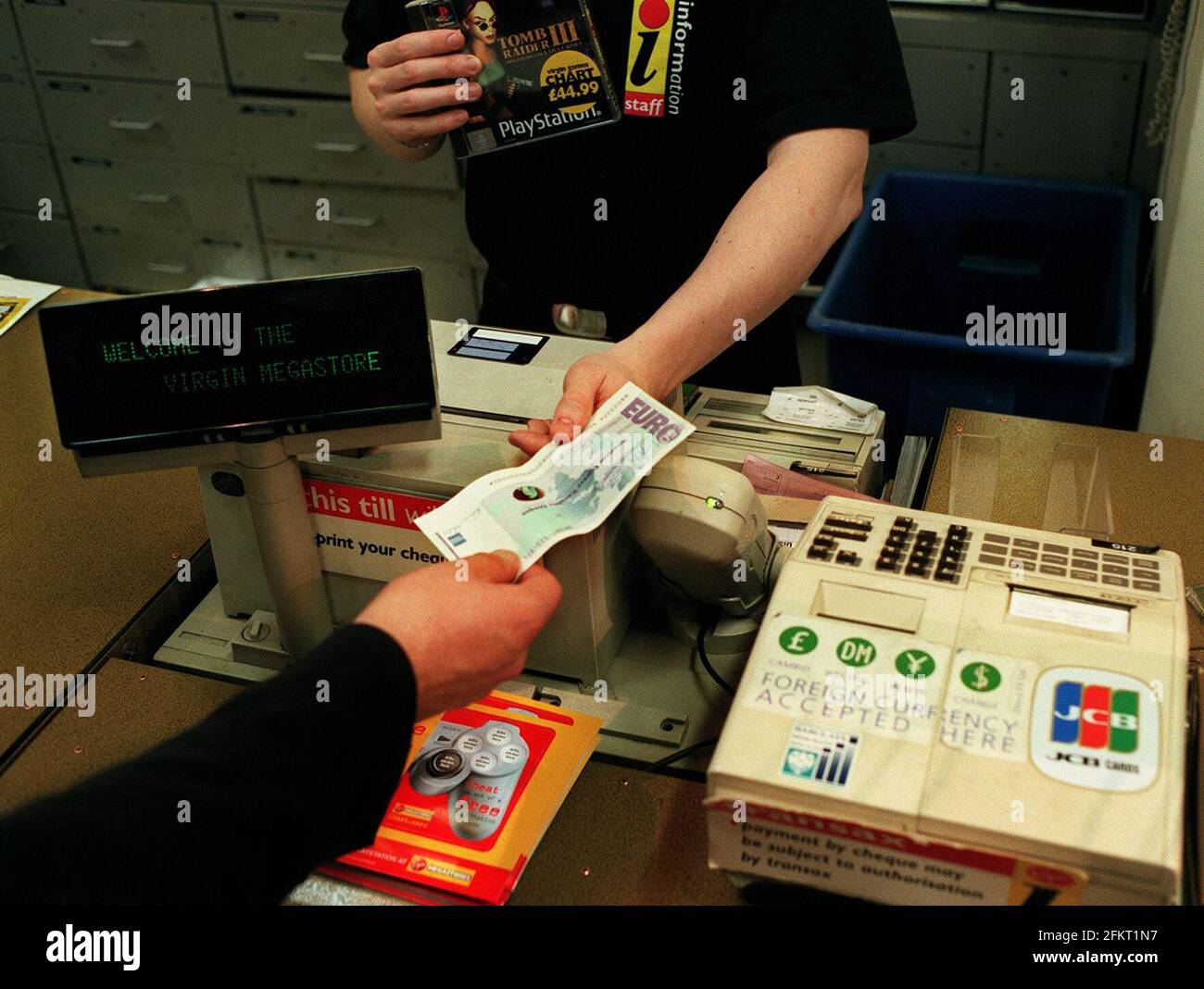 Einkaufen im Virgin Mega Store in der Oxford Street Januar 99 in London Kauf eines sony playstation-Spiel mit einem euro Travellers Check Stockfoto