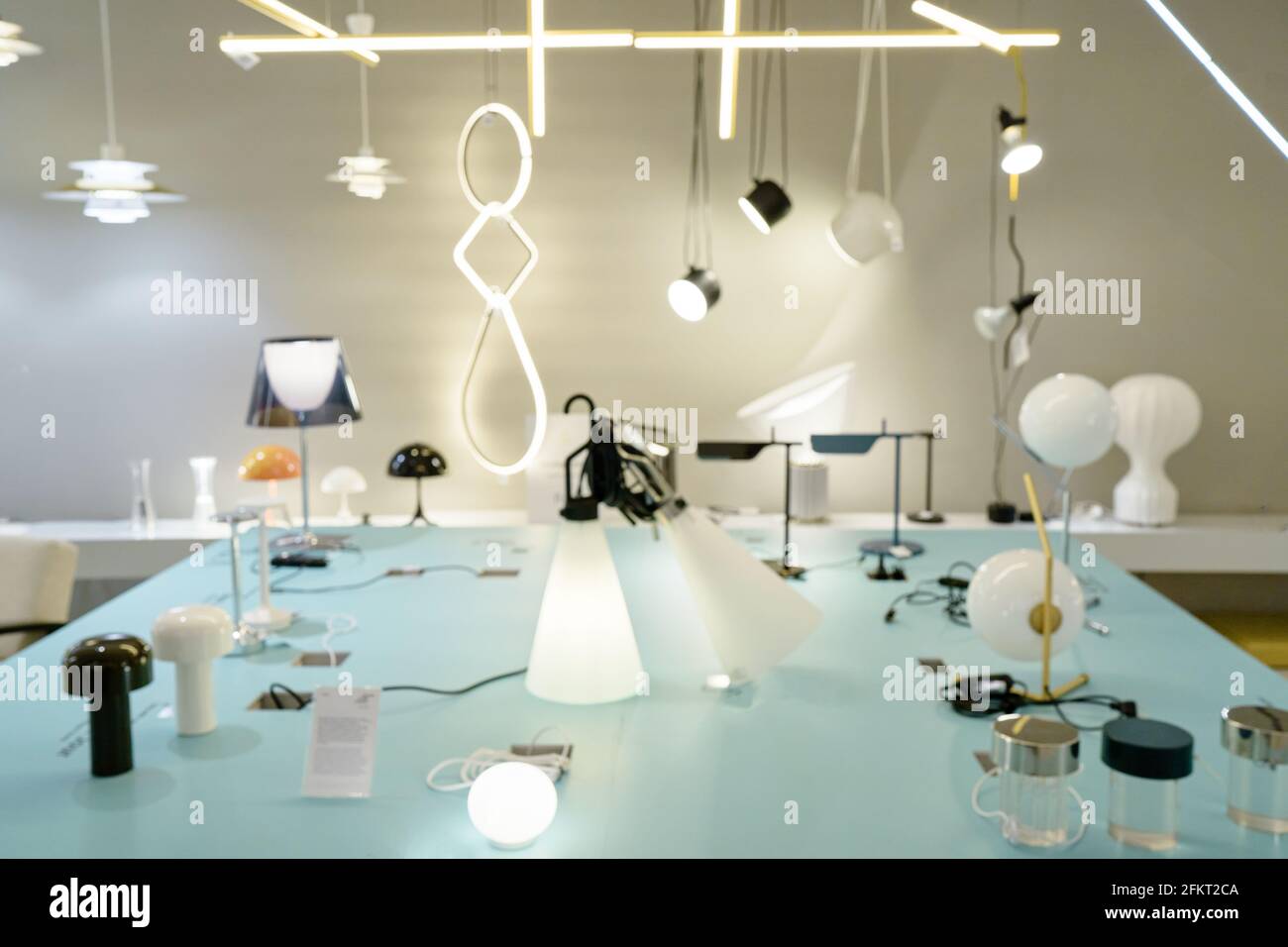 Verschwommene Anordnung von hängenden Beleuchtungskörpern, warme und Vintage-Innenbeleuchtung, moderne Inneneinrichtung, modernes Lampendesign Stockfoto