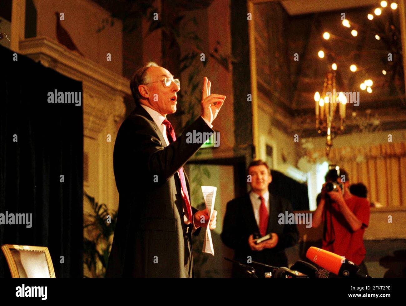 Donald Dewar bei einer Pressekonferenz im Mai 1999 in Edinburgh im Caledonian Hotel. Stockfoto
