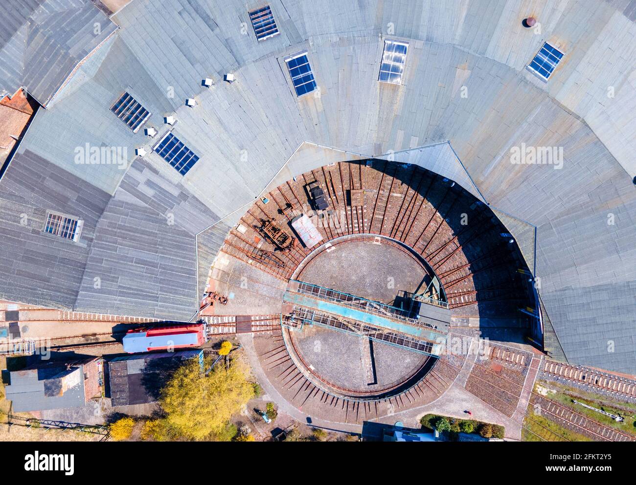 28. April 2021, Mecklenburg-Vorpommern, Pasewalk: Die historische Drehscheibe vor dem Lokschuppen im Eisenbahn-Erlebniszentrum. (Luftaufnahme mit Drohne) das Museum ist wegen der Corona-Schutzmaßnahmen seit Monaten geschlossen. Auf dem 40,000 Quadratmeter großen Gelände mit dem historischen Lokschuppen aus dem Jahr 1896 konnten die Besucher Eisenbahntechnik mit mehreren Dampf- und Dieselloks bestaunen. Der Lokschuppen feiert 2021 ein besonderes Jubiläum: Er wird 125 Jahre alt. Ob und in welcher Form sie gefeiert werden kann, hängt von der weiteren Entwicklung der Pandemie ab. Mit Stockfoto