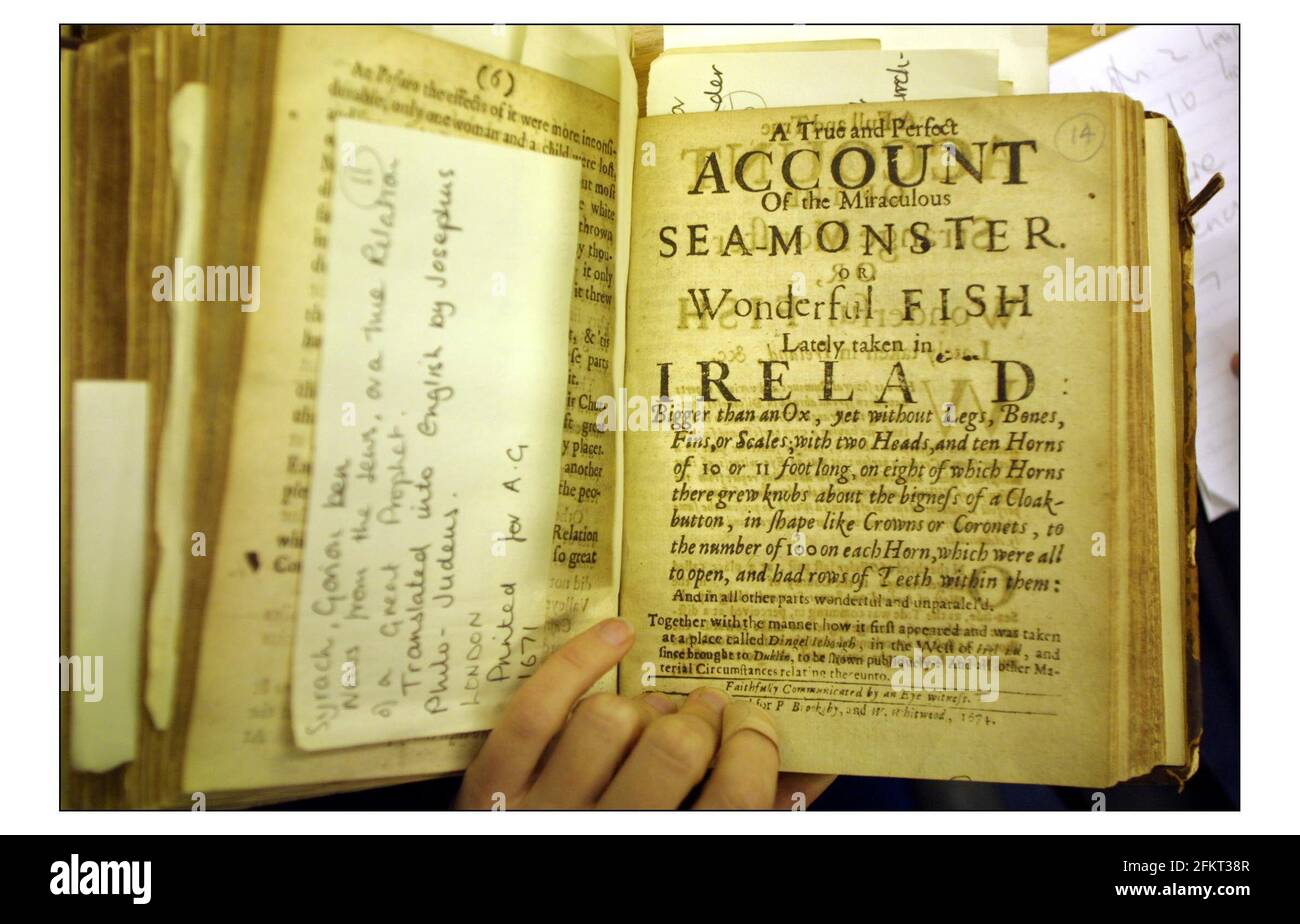 Lord Russell inspiziert historische Dokumente über den englischen Bürgerkrieg Im Home Office.pic David Sandison 14/4/2003 Stockfoto