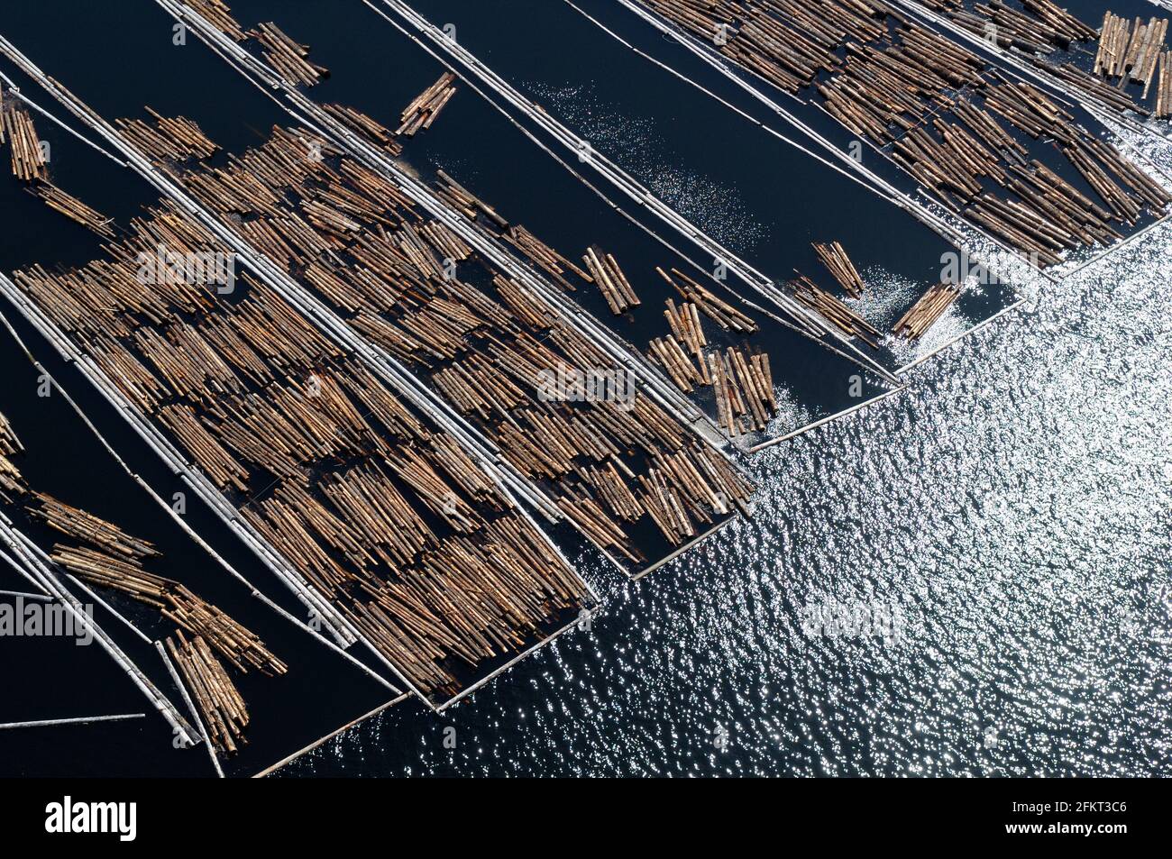 Luftaufnahme der Blockbooms von Western Forest Products in Ladysmith Harbour, British Columbia, Kanada. Stockfoto