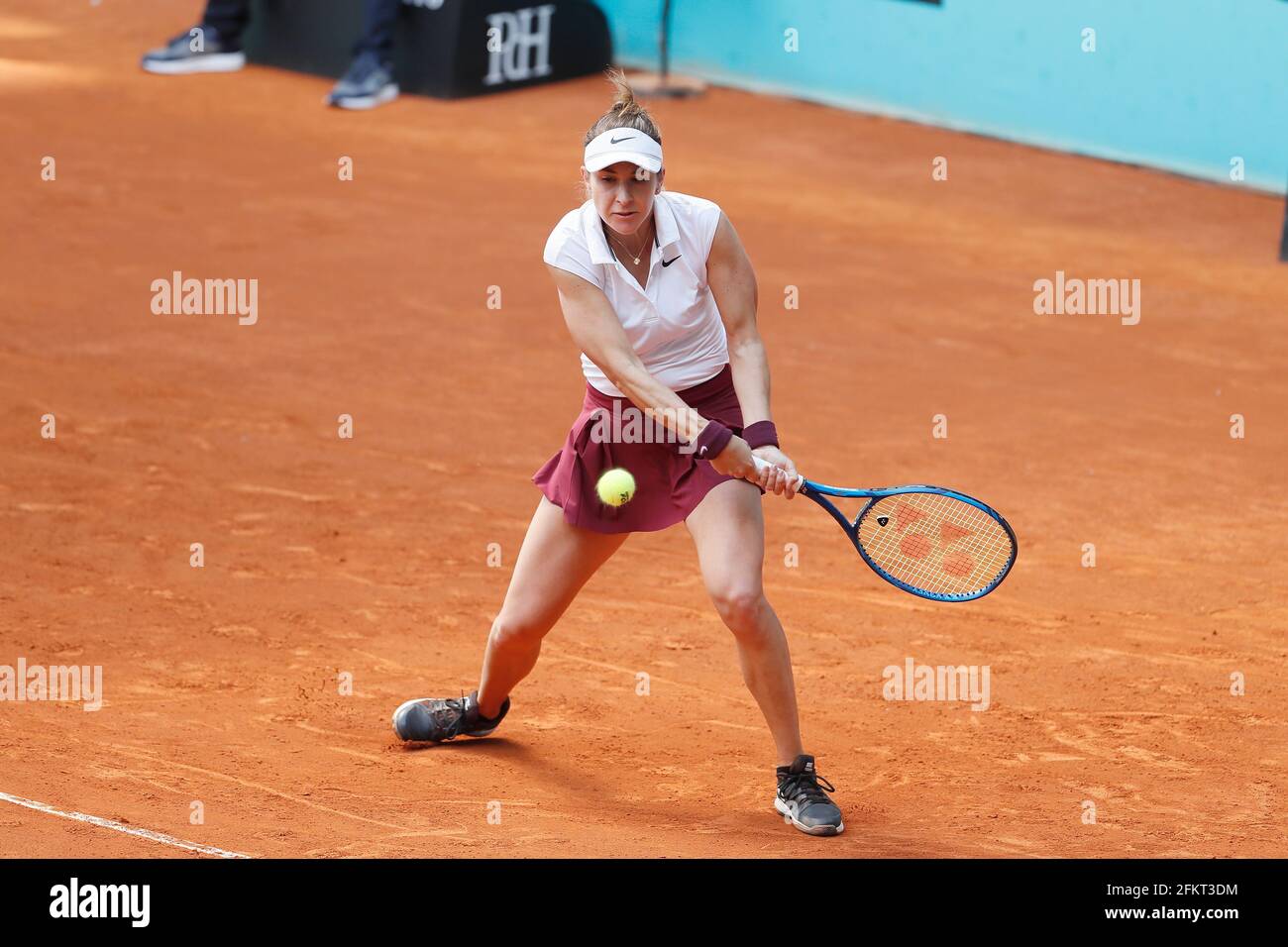 Madrid Spanien Mai 2021 Belinda Bencic Sui Tennis Belinda Bencic Aus Der Schweiz Im Einzelspiel Der 16 Runde Gegen Ons Jabeur Aus Tunesien Beim Wta 1000 Mutua Madrid Open Tennis Turnier