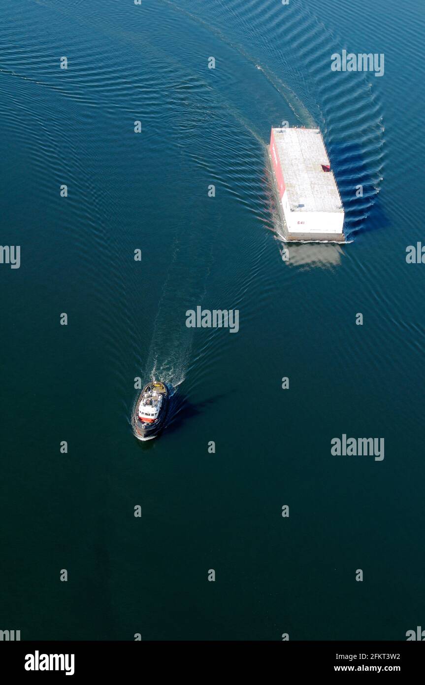 Schlepper und Lastkahn in der Nähe der Stadt Chemainus, British Columbia, Kanada. Stockfoto