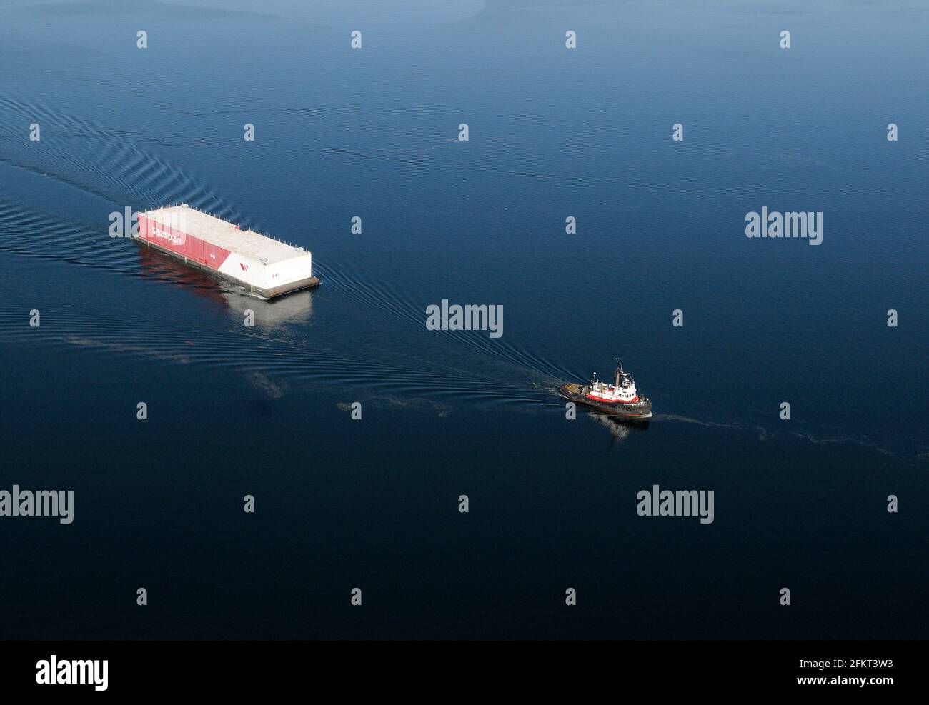 Schlepper und Lastkahn in der Nähe der Stadt Chemainus, British Columbia, Kanada. Stockfoto