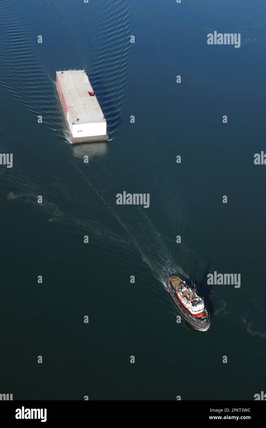 Schlepper und Lastkahn in der Nähe der Stadt Chemainus, British Columbia, Kanada. Stockfoto