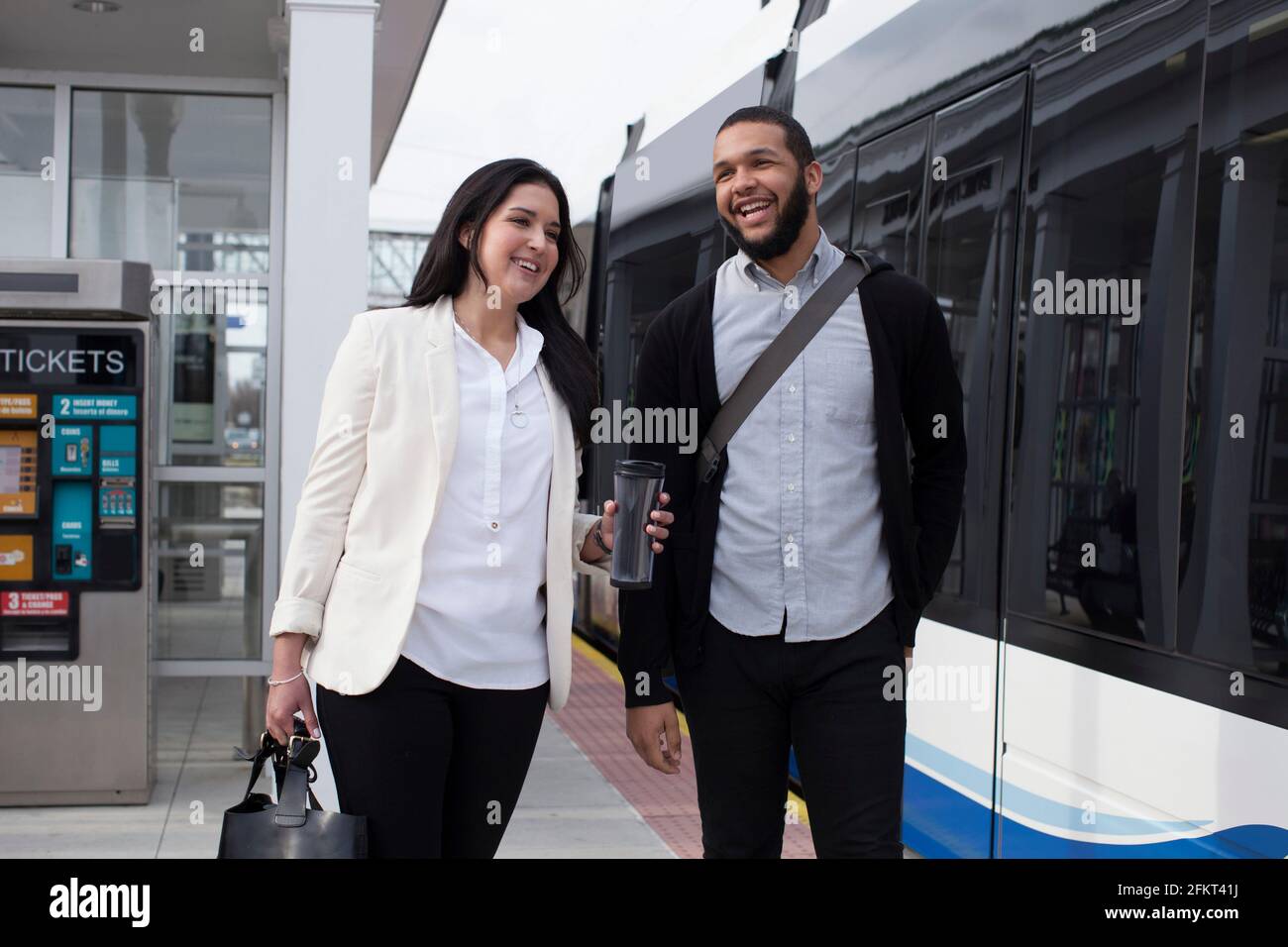 Junges Paar auf Plattform mit leichten Zug Stockfoto