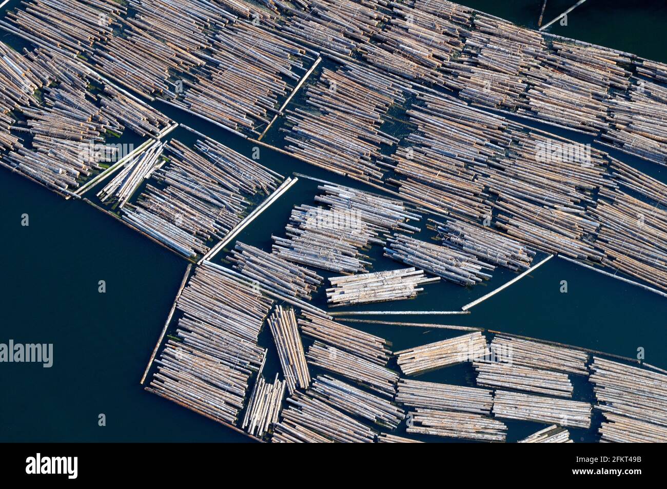 Blockbooms im Ladysmith Harbour, Vancouver Island Luftaufnahmen, British Columbia, Kanada. Stockfoto