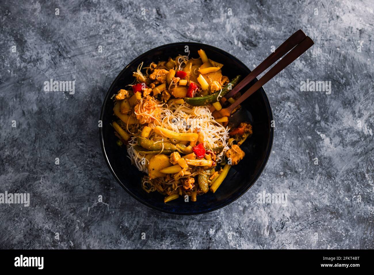 Vegane Pfannengerichte mit gemischtem asiatischem Gemüse und  Vermicelli-Nudeln, gesunde Rezepte auf pflanzlicher Basis Stockfotografie -  Alamy