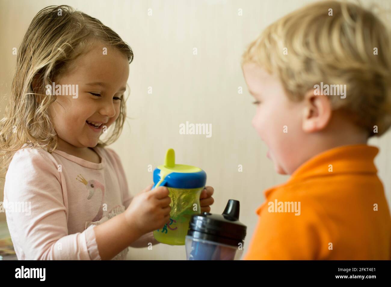 Männlichen und weiblichen Kleinkind Freunden einen Drink Stockfoto