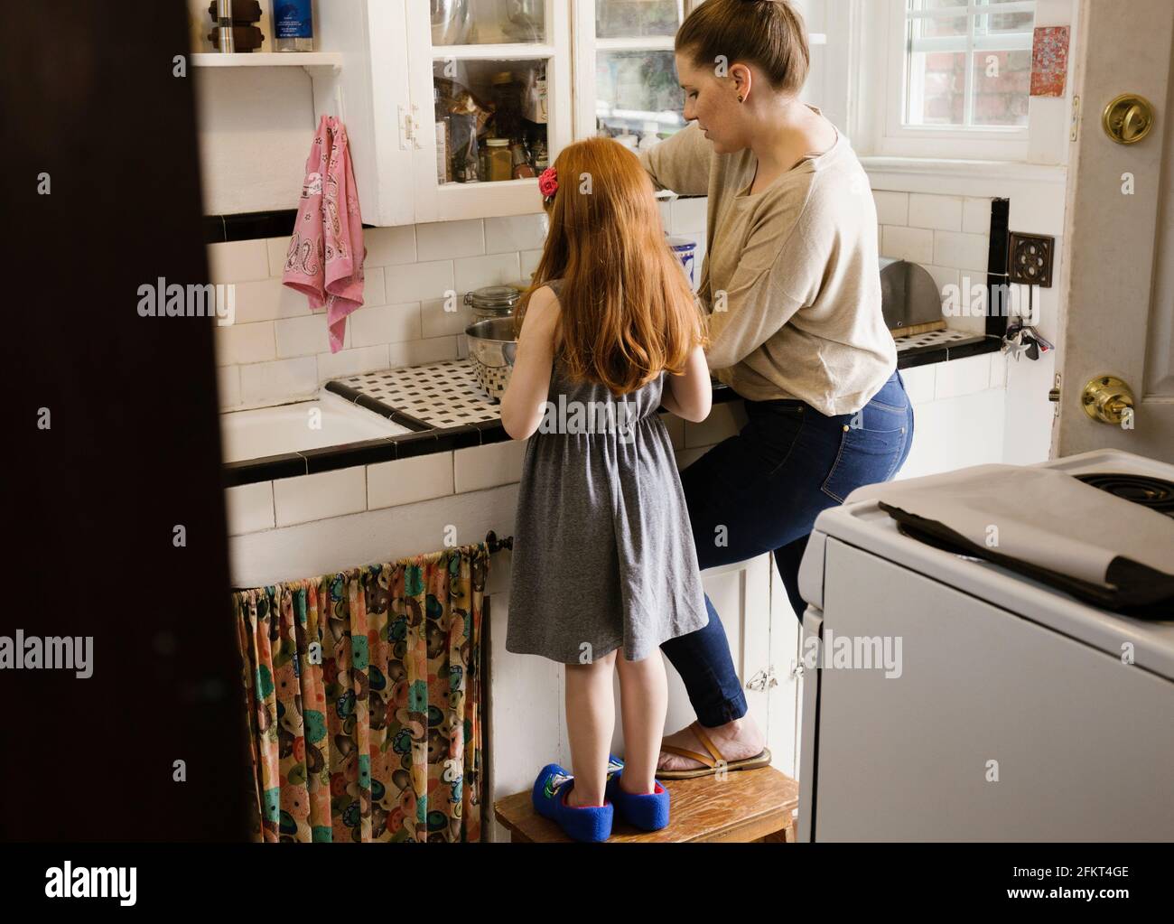 Mädchen und Mutter Backen zusammen in Küche Stockfoto