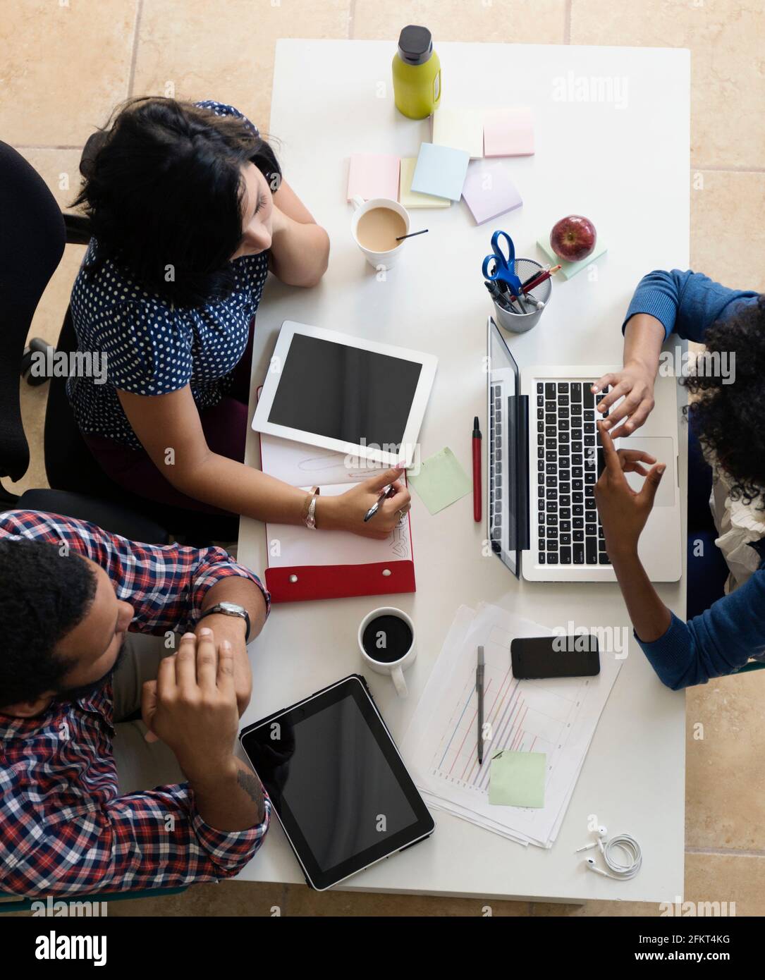 Kollegen mit Treffen in Small Business Start-up Stockfoto