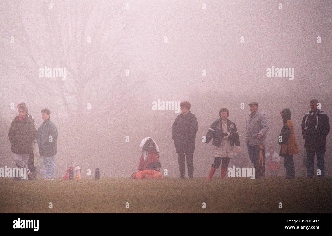 Eltern beobachten, wie Kinder in den lokalen Ligen Fußball spielen Ihre Kinder Stockfoto