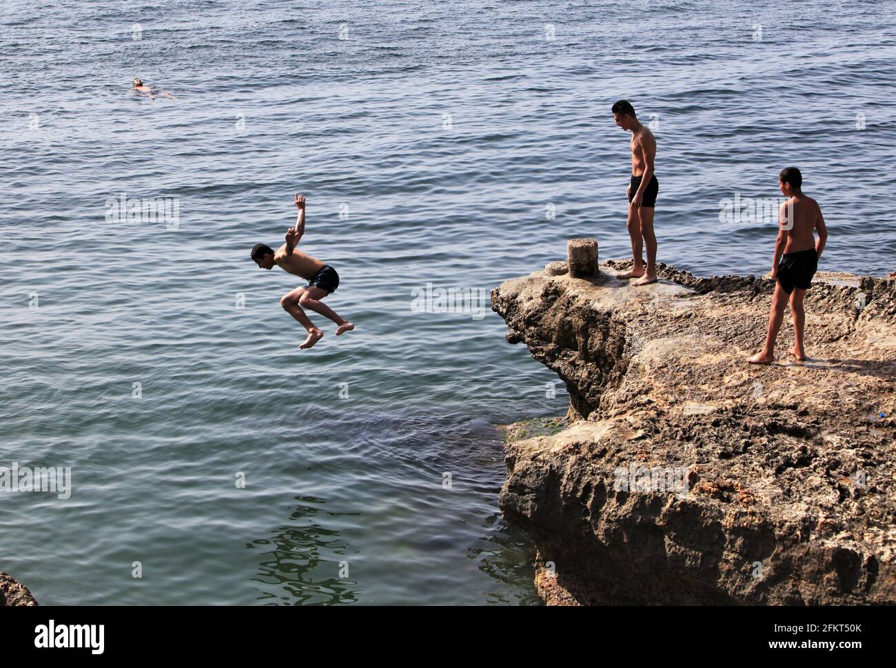 Beirut, Libanon. Mai 2021. Ein Mann taucht in das Meer in Beirut, Libanon, 3. Mai 2021. Quelle: Liu Zongya/Xinhua/Alamy Live News Stockfoto