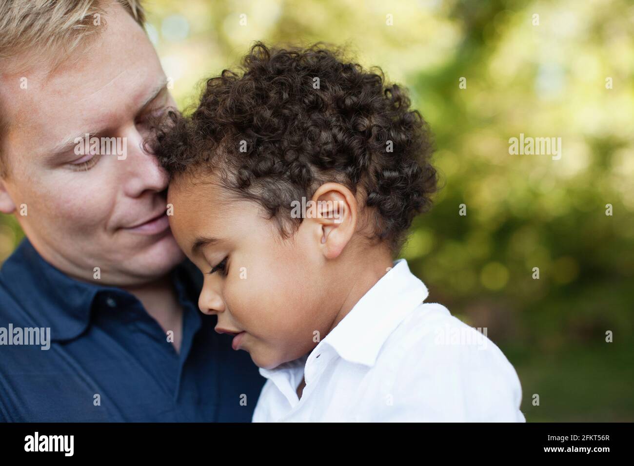Ansicht von Vater und Sohn umarmt von Angesicht zu Angesicht beschnitten Stockfoto