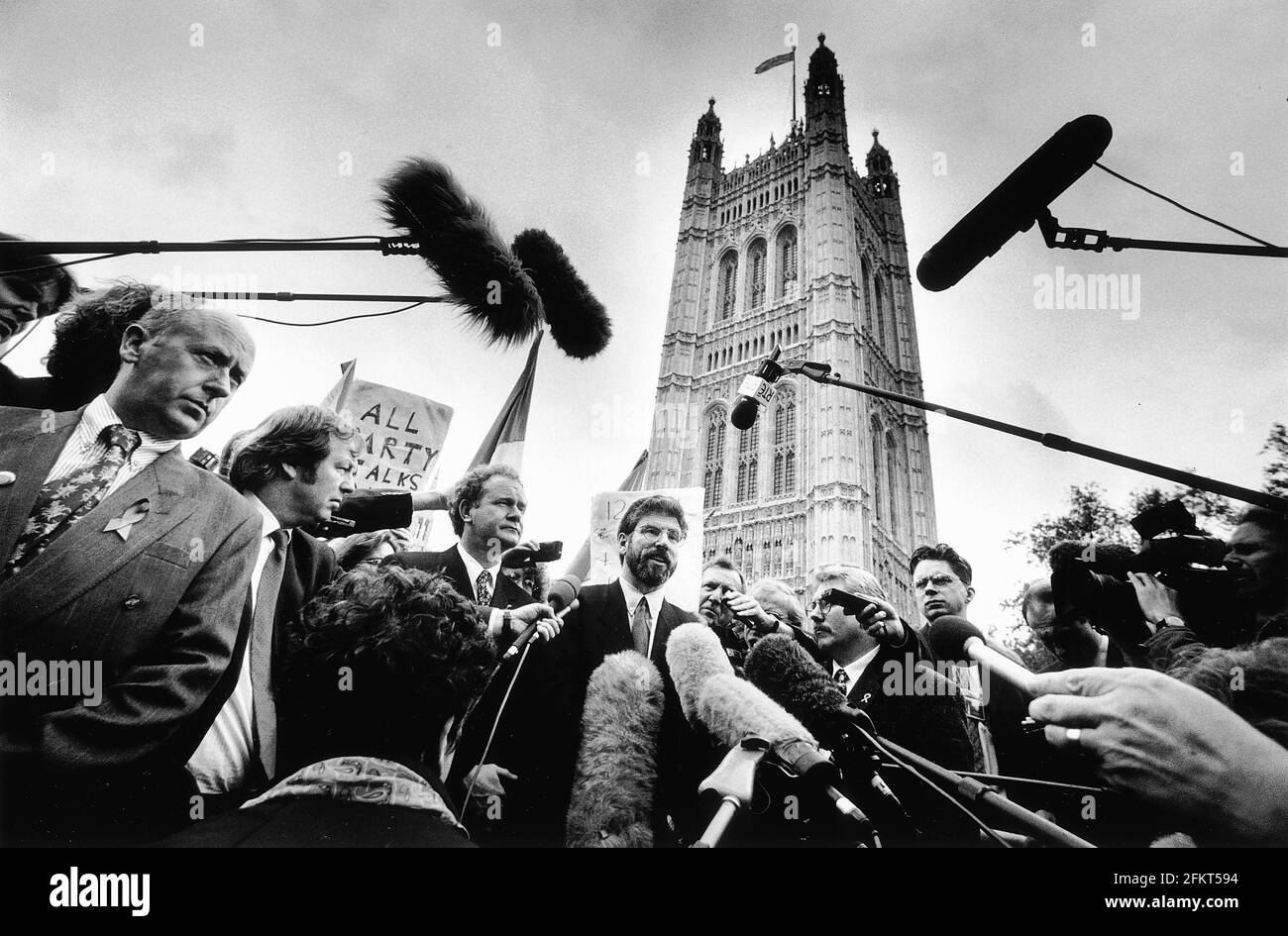 Gerry Adams und Martin mcguinness halten draußen eine Pressekonferenz ab Die Houses of Parliament, nachdem ihnen die Verwendung verweigert wurde Von Einrichtungen wegen Abgeordneten, nachdem sie sich geweigert hatten, zu nehmen Der Schwur der Treue Stockfoto