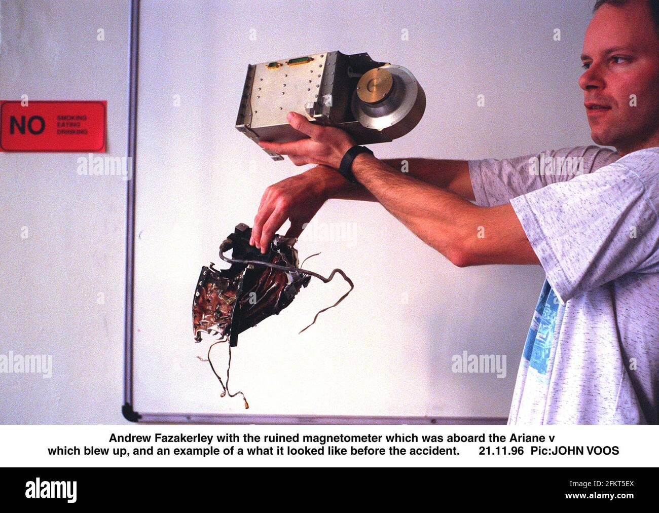 Andrew Fazakerley mit dem zerstörten Magnetometer, das an Bord der war Ariane-V-Rakete, die bei der Explosion früher explodierte Dieses Jahr und ein Beispiel dafür, wie es aussah Vor dem Unfall Stockfoto