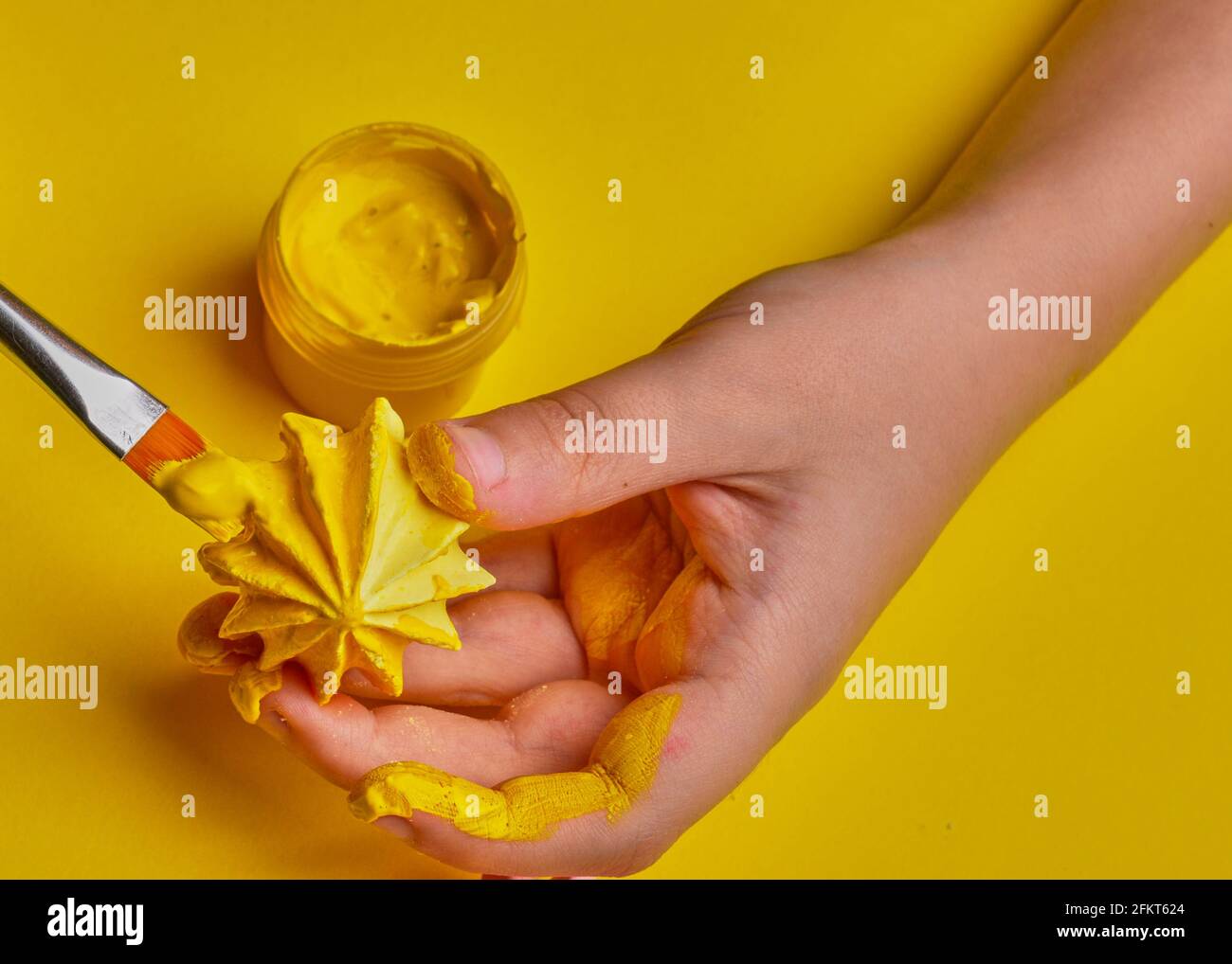 Gelbe Farblack meringues auf einem gelben Hintergrund Stockfoto