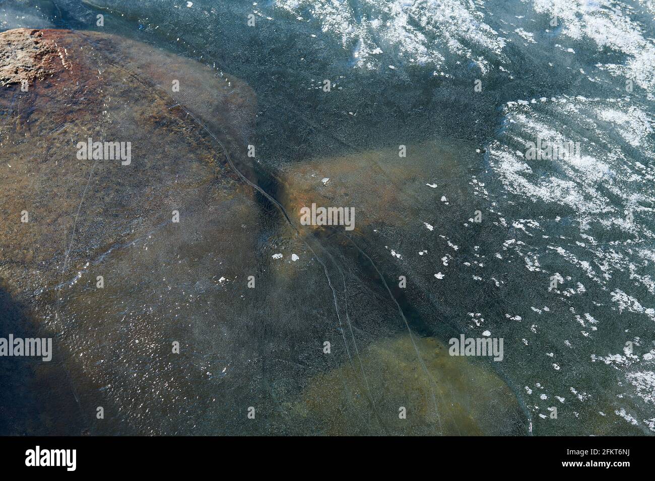Sehr große Steine im Wasser des Sees Stockfoto