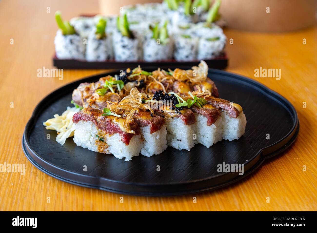 Japanisches Aburi Wagyu-Rindfleisch-Sushi, mit fliegendem Fischeierrogen in Flammen gebrannt und mit Krabbenmisoße im Fusion-Stil gekrönt. Stockfoto