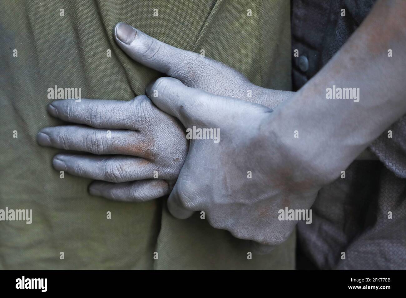 Dhaka, Bangladesch. Mai 2021. Der 15-jährige MD Masum zeigt seine  ölverschmierte Hände von der Arbeit in einer Aluminium-Kochtopf-Fabrik.  Aluminium Factory ist sehr häufig in Bangladesch, wo verschiedene Arten von  Topf und Glas