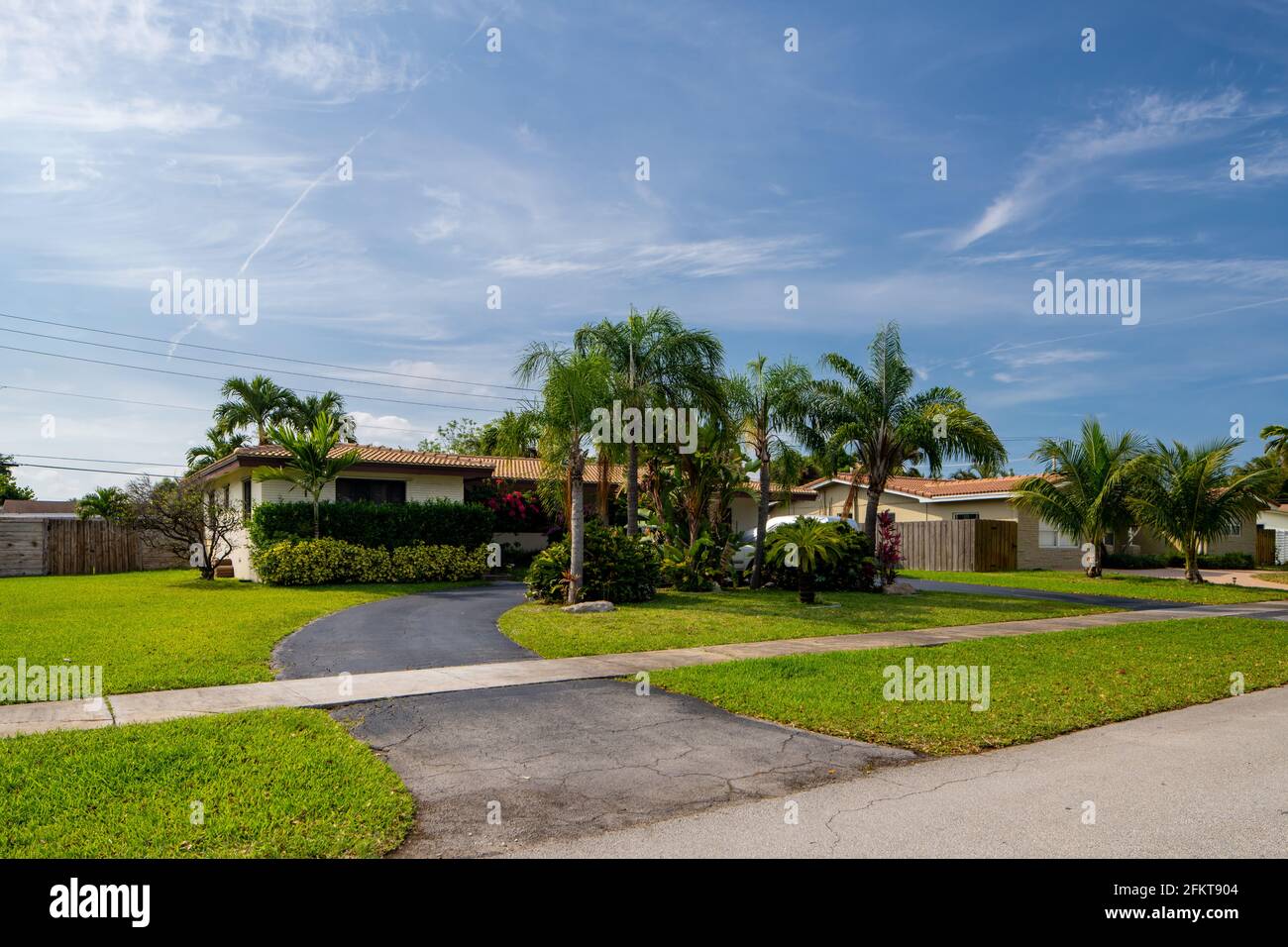 Hollywood, FL, USA - 3. Mai 2021: Fotoserie von Einfamilienhäusern in Hollywood Hills Stadtteilen Florida USA Stockfoto