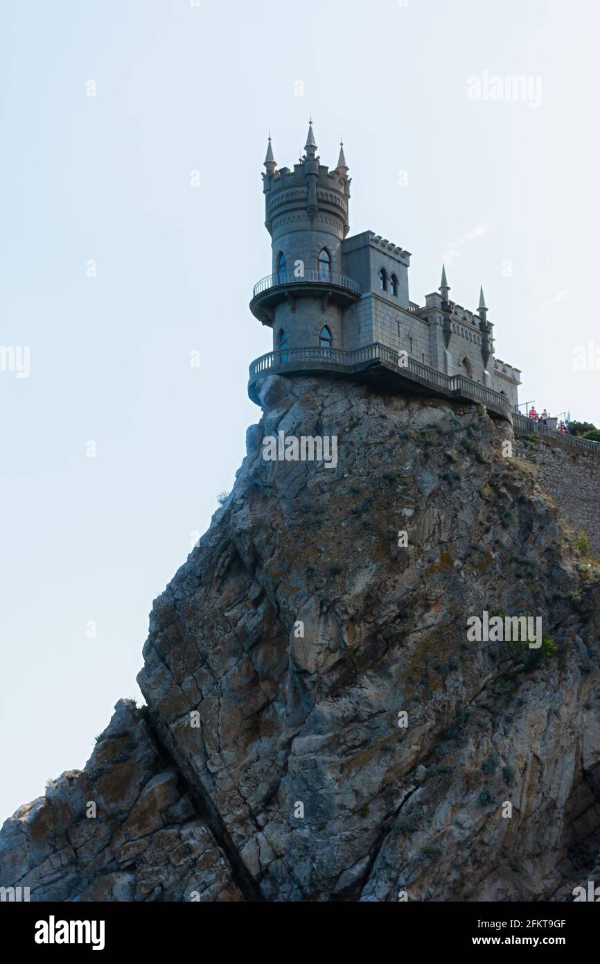 Jalta Krim 04. Juli 2019. Swallow's Nest Castle ist das berühmte Schloss der Halbinsel. Ein beliebtes Touristenziel. Ein Blick von unten auf eine schiere c Stockfoto