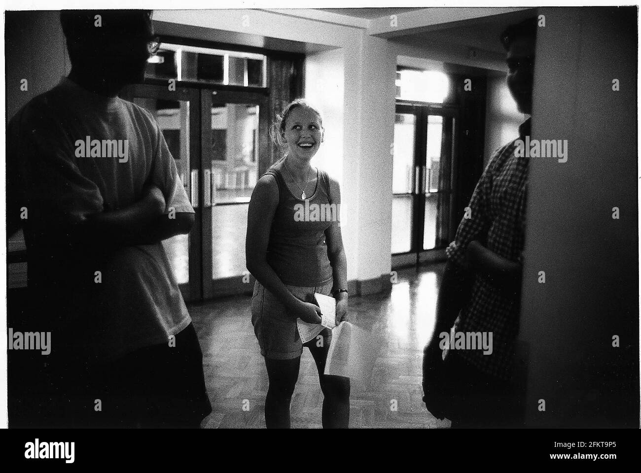 Ein Schüler an der Saffron Walden County High School Essex Feiert ihre Prüfungsergebnisse Dbase Stockfoto