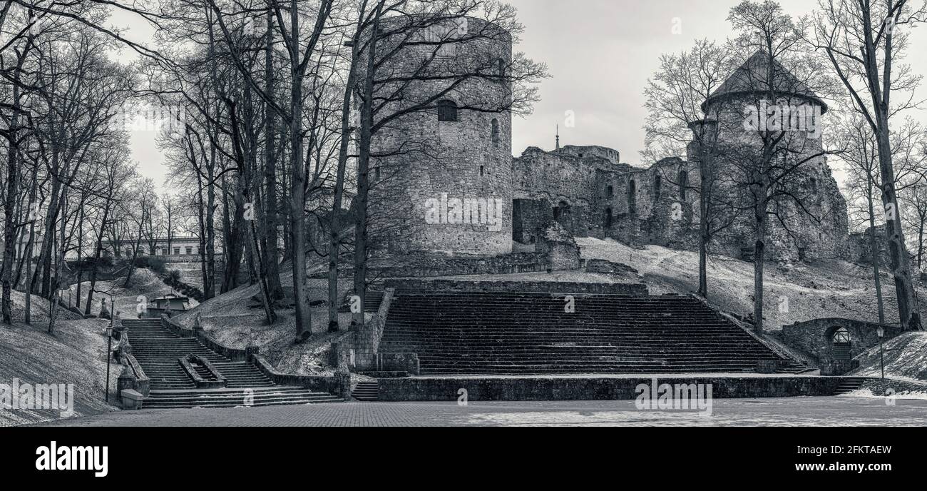 Schwarz-Weiß-Foto von alten mittelalterlichen Burg und alten Steintreppen im Stadtpark in Cesis, Lettland. Stockfoto